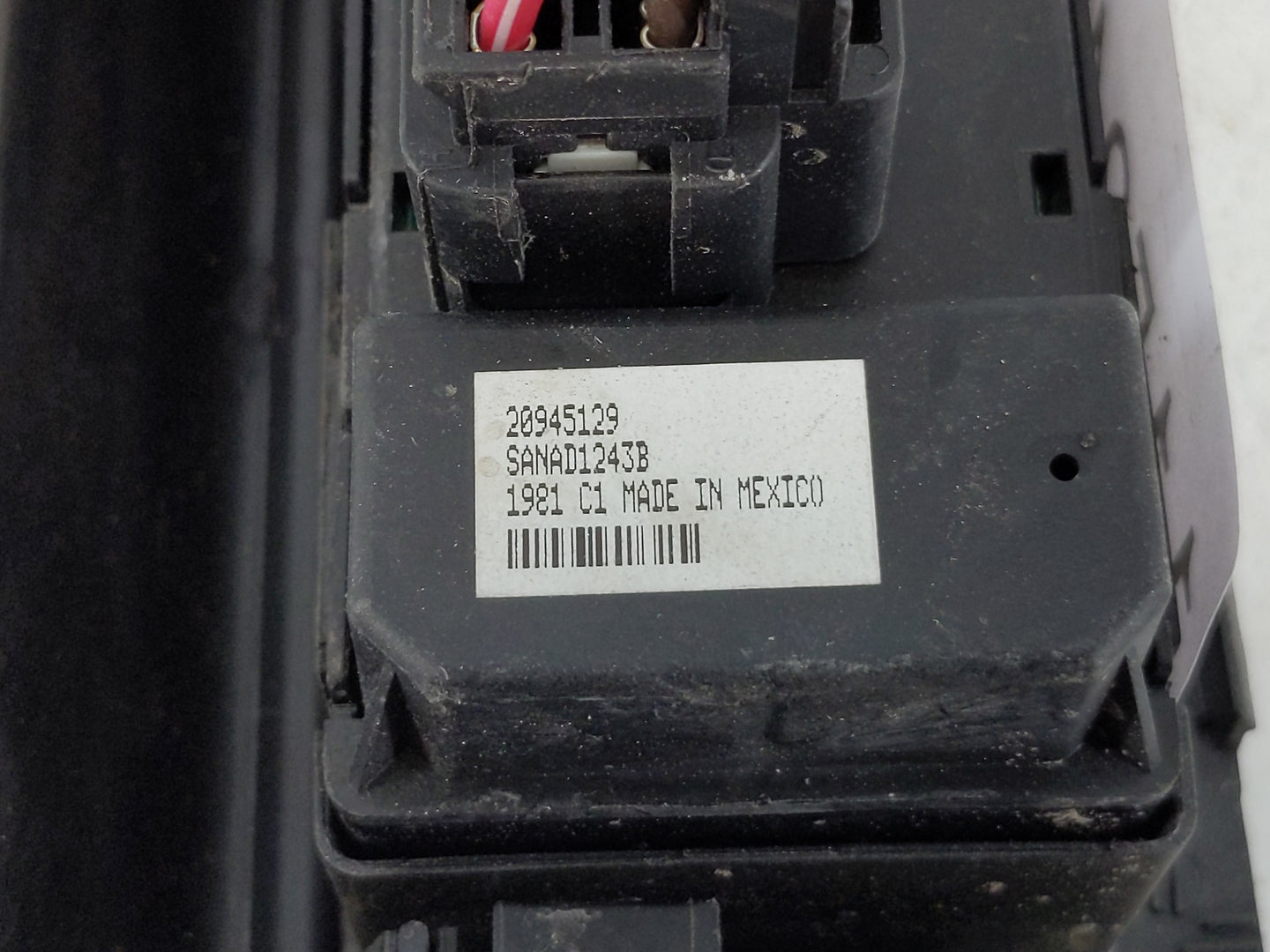 2011 Gmc Sierra 1500 Master Power Window Switch Replacement Driver Side Left P/N:20945129 Fits OEM Used Auto Parts - Oemused