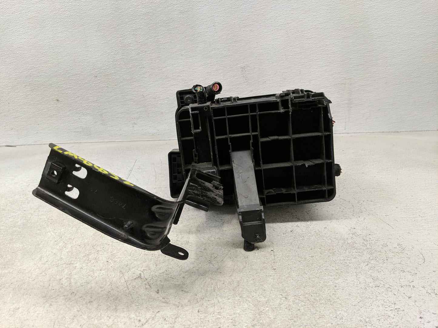 2011-2012 Gmc Terrain Fusebox Fuse Box Panel Relay Module P/N:20899627 Fits Fits 2011 2012 OEM Used Auto Parts - Oemusedauto