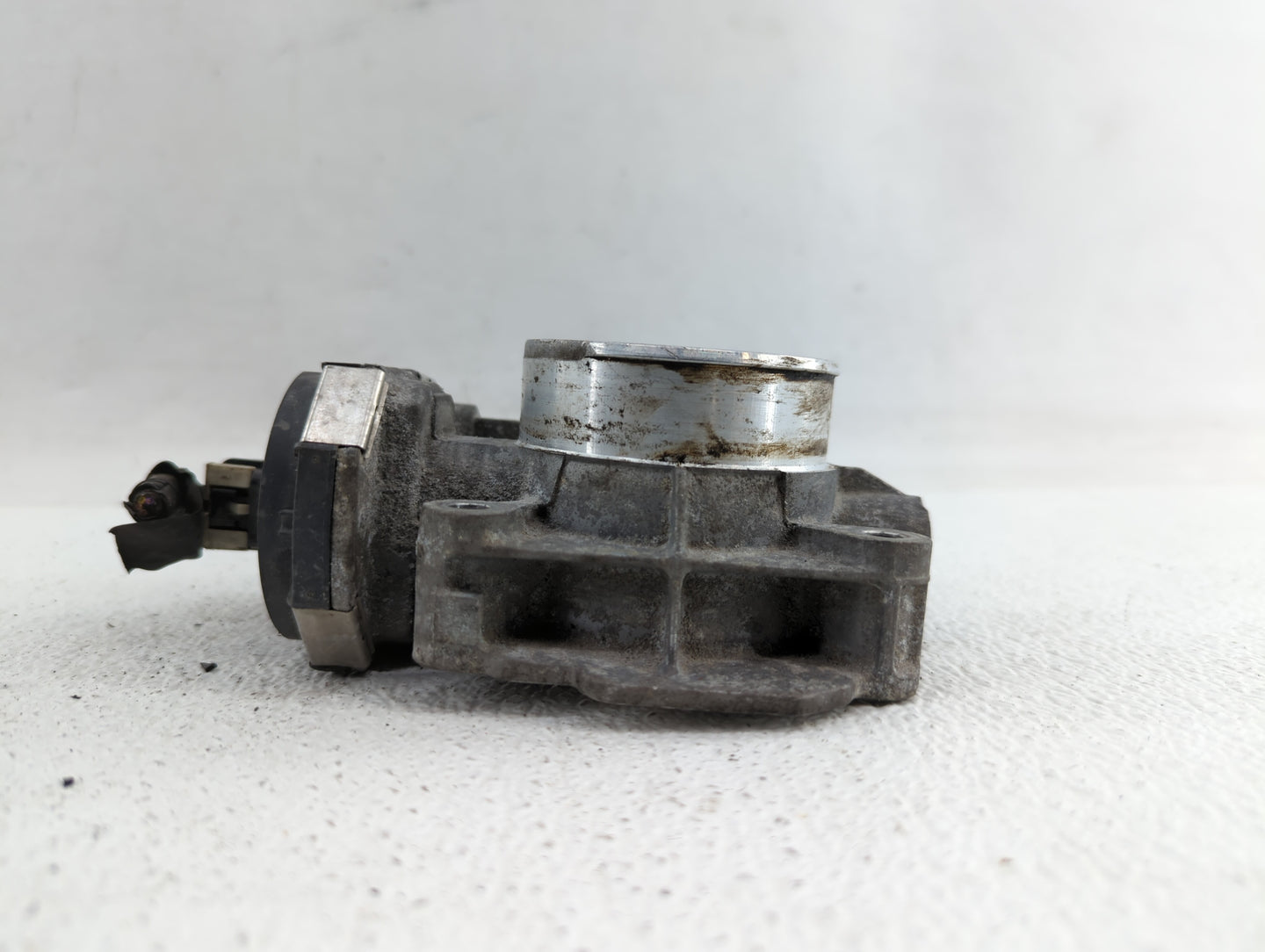 2010-2012 Gmc Terrain Throttle Body P/N:9B4G-9F991-A 668AA, 186AA Fits Fits 2007 2008 2009 2010 2011 2012 OEM Used Auto Part