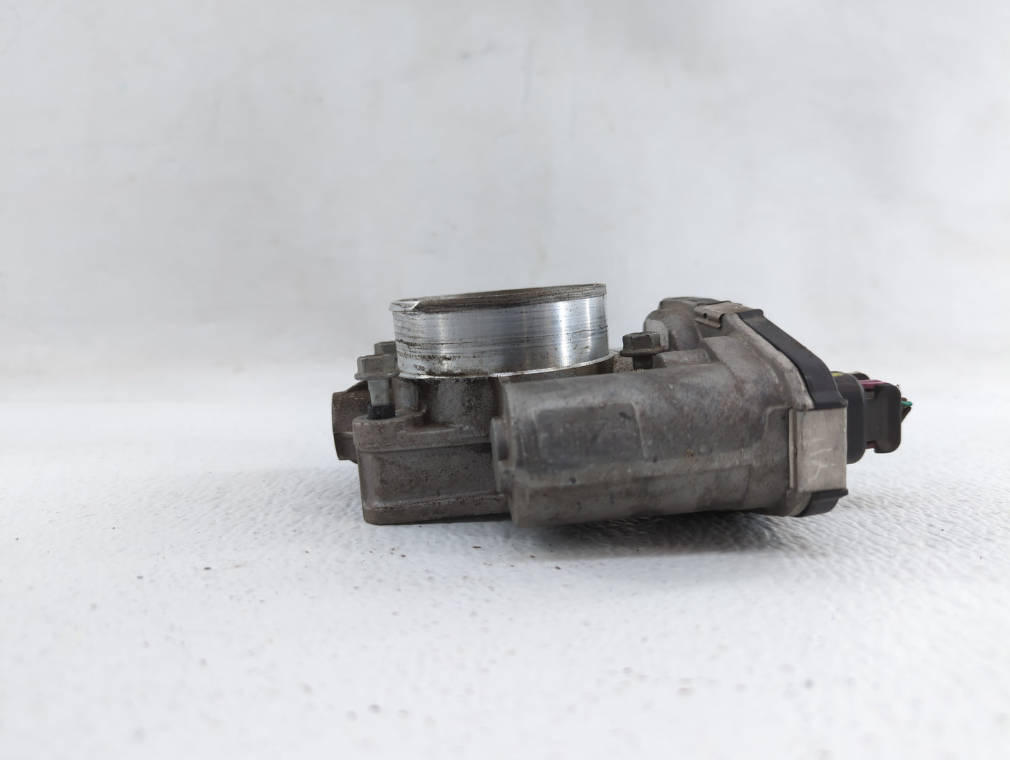 2010-2012 Gmc Terrain Throttle Body P/N:9B4G-9F991-A 668AA, 186AA Fits Fits 2007 2008 2009 2010 2011 2012 OEM Used Auto Part