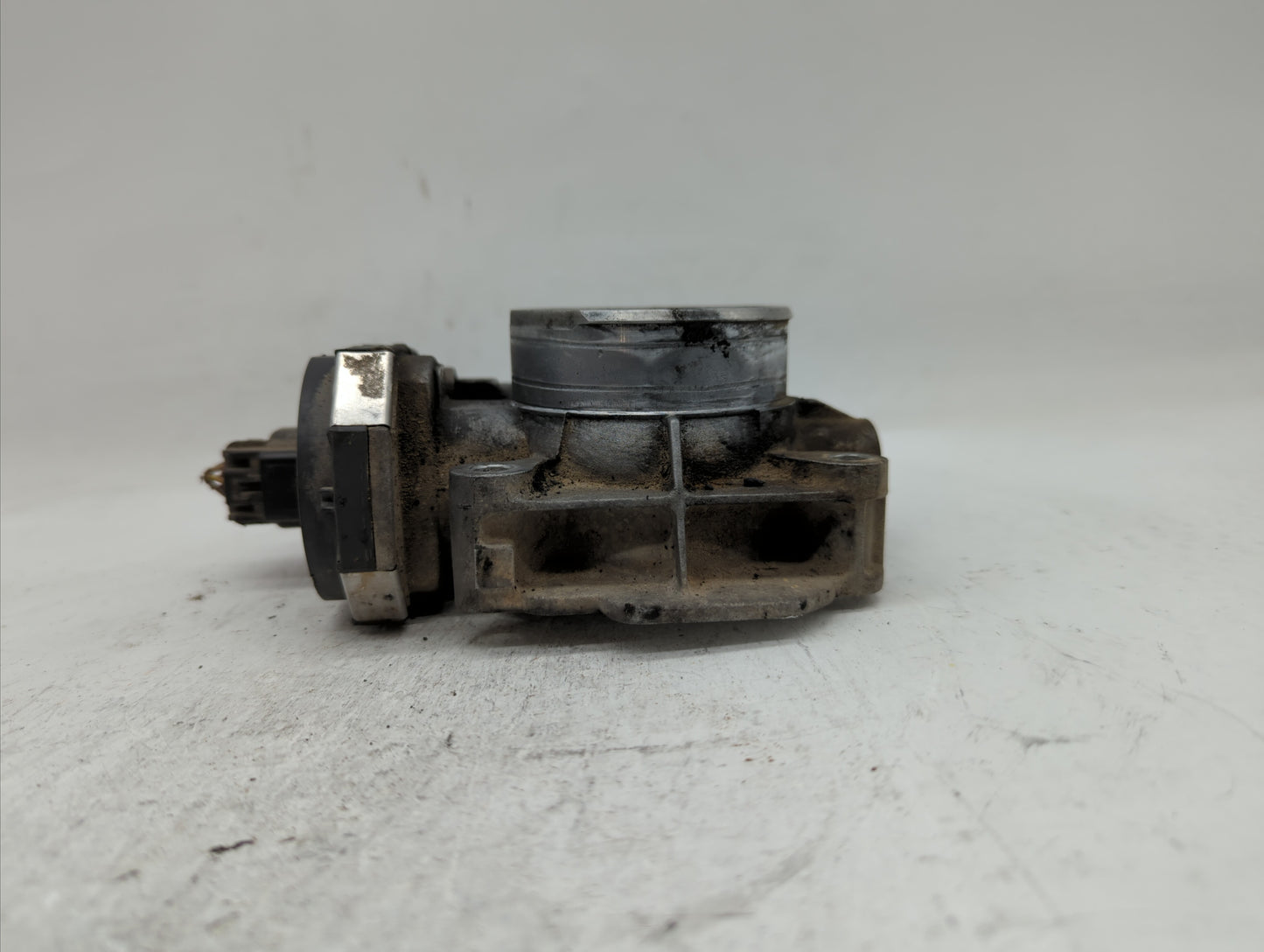 2010-2012 Gmc Terrain Throttle Body P/N:9B4G-9F991-A 668AA, 186AA Fits Fits 2007 2008 2009 2010 2011 2012 OEM Used Auto Part