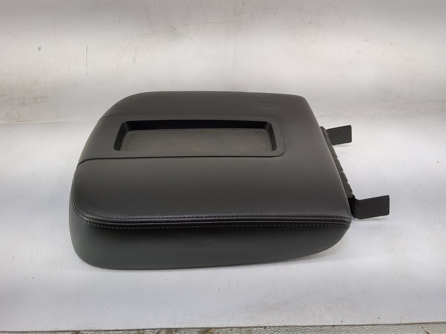 2011 Gmc Yukon Center Console Armrest Cover Lid P/N:L0197017AA01G13 Fits OEM Used Auto Parts - Oemusedautoparts1.com