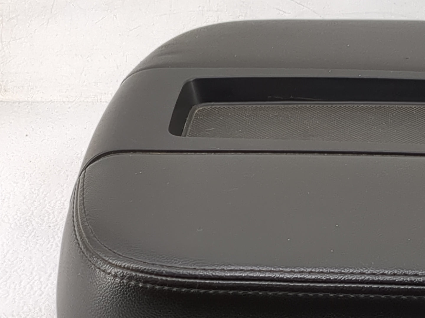2011 Gmc Yukon Center Console Armrest Cover Lid P/N:L0197017AA01G13 Fits OEM Used Auto Parts - Oemusedautoparts1.com