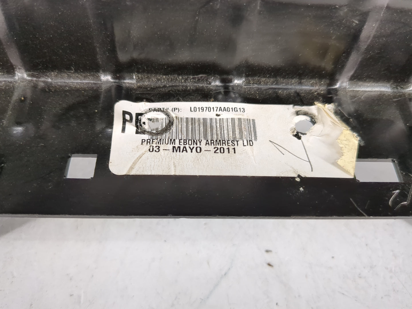 2011 Gmc Yukon Center Console Armrest Cover Lid P/N:L0197017AA01G13 Fits OEM Used Auto Parts - Oemusedautoparts1.com