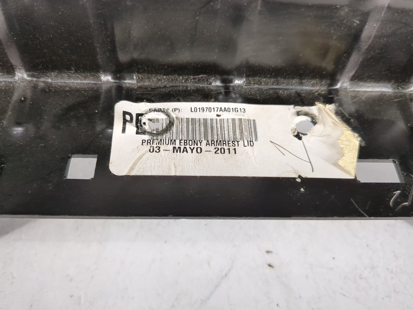 2011 Gmc Yukon Center Console Armrest Cover Lid P/N:L0197017AA01G13 Fits OEM Used Auto Parts - Oemusedautoparts1.com