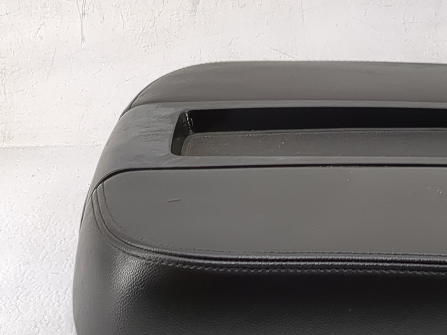 2011 Gmc Yukon Center Console Armrest Cover Lid P/N:L019701AA01G13 Fits OEM Used Auto Parts - Oemusedautoparts1.com