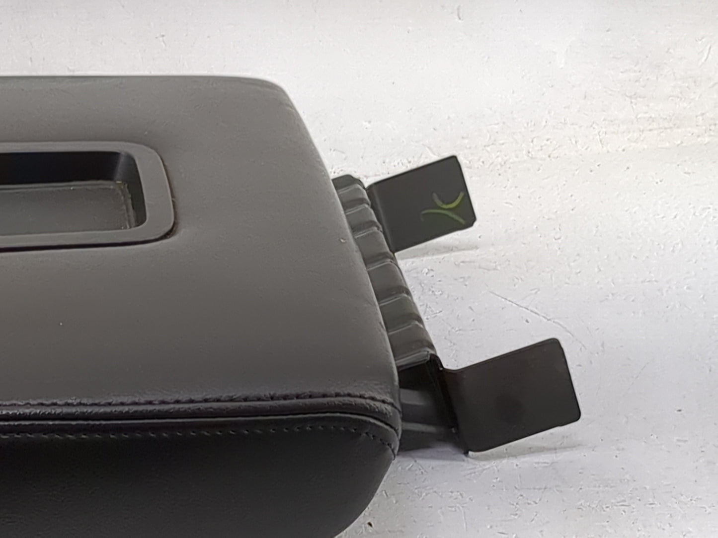 2011 Gmc Yukon Center Console Armrest Cover Lid P/N:L019701AA01G13 Fits OEM Used Auto Parts - Oemusedautoparts1.com