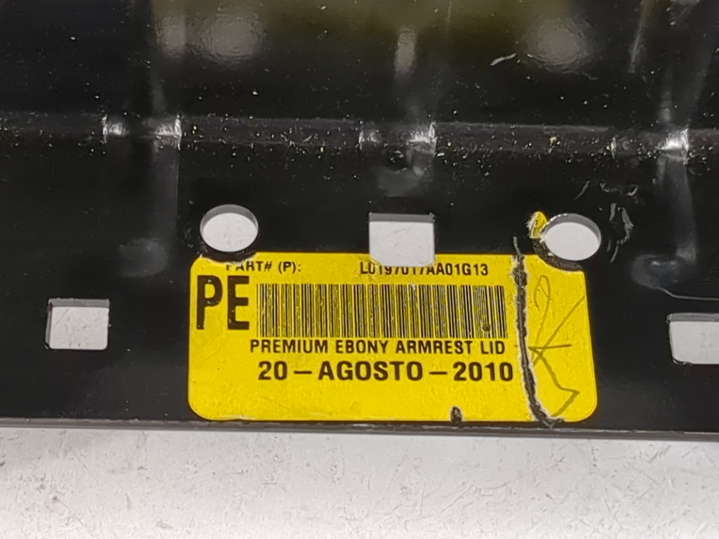 2011 Gmc Yukon Center Console Armrest Cover Lid P/N:L019701AA01G13 Fits OEM Used Auto Parts - Oemusedautoparts1.com