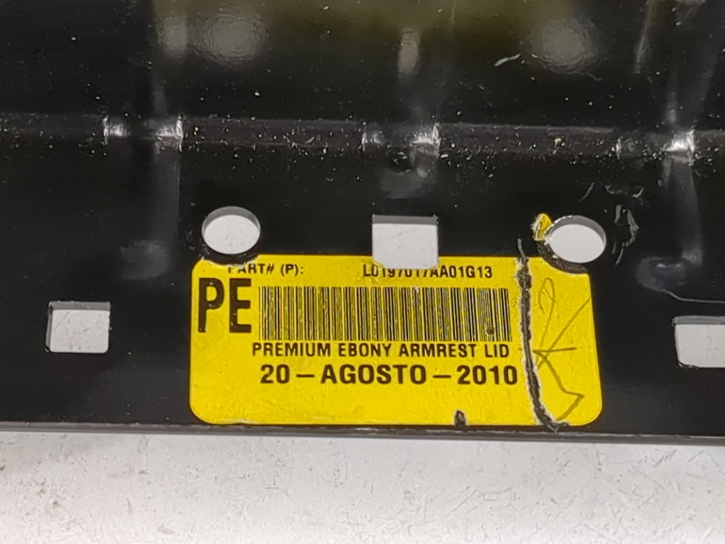 2011 Gmc Yukon Center Console Armrest Cover Lid P/N:L019701AA01G13 Fits OEM Used Auto Parts - Oemusedautoparts1.com