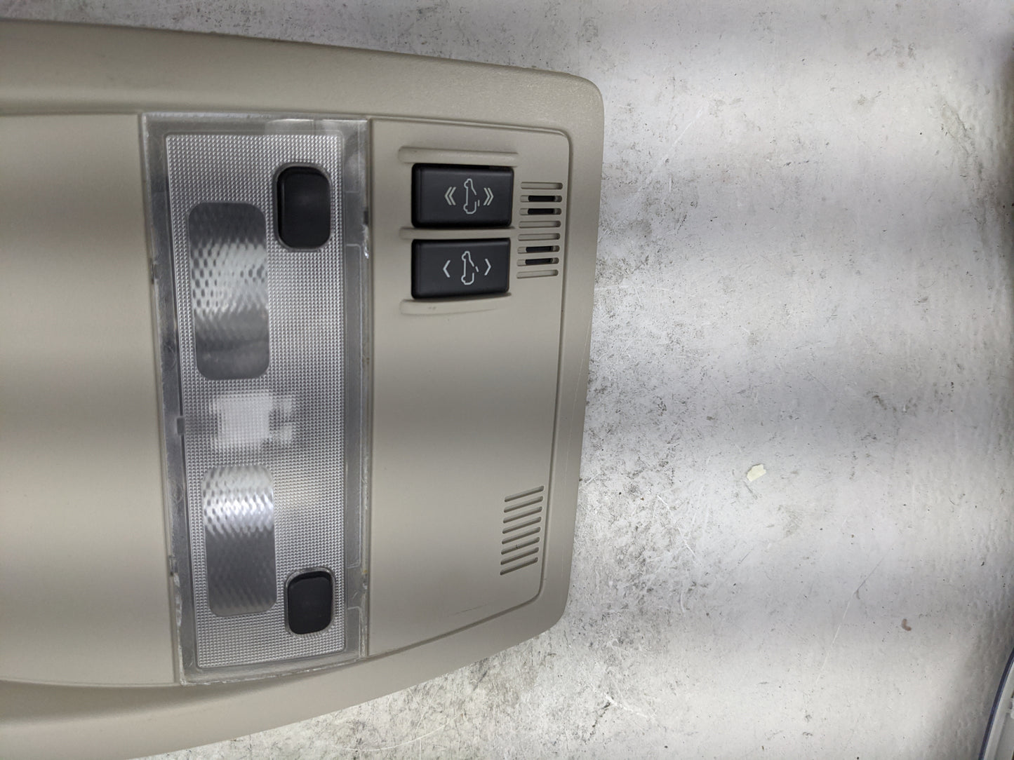 Gmc Yukon Overhead Roof Console Tan 1483160 - Oemusedautoparts1.com