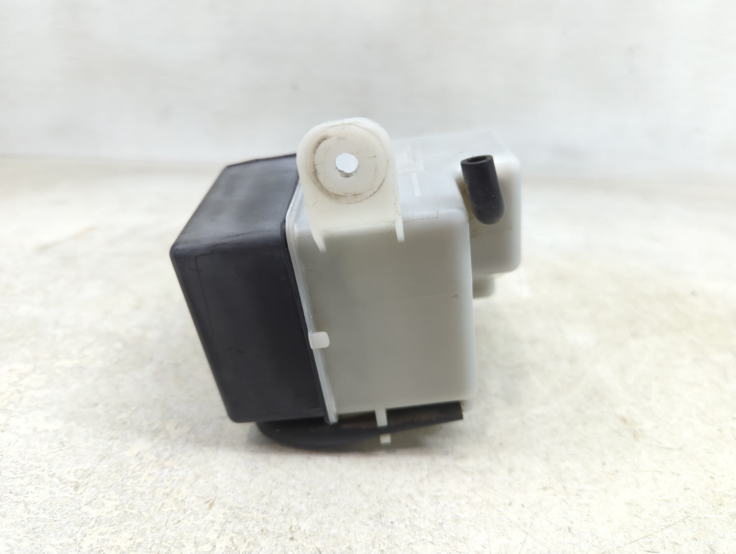 2006-2011 Hyundai Accent Windshield Washer Fluid Reservoir Bottle Oem - Oemusedautoparts1.com