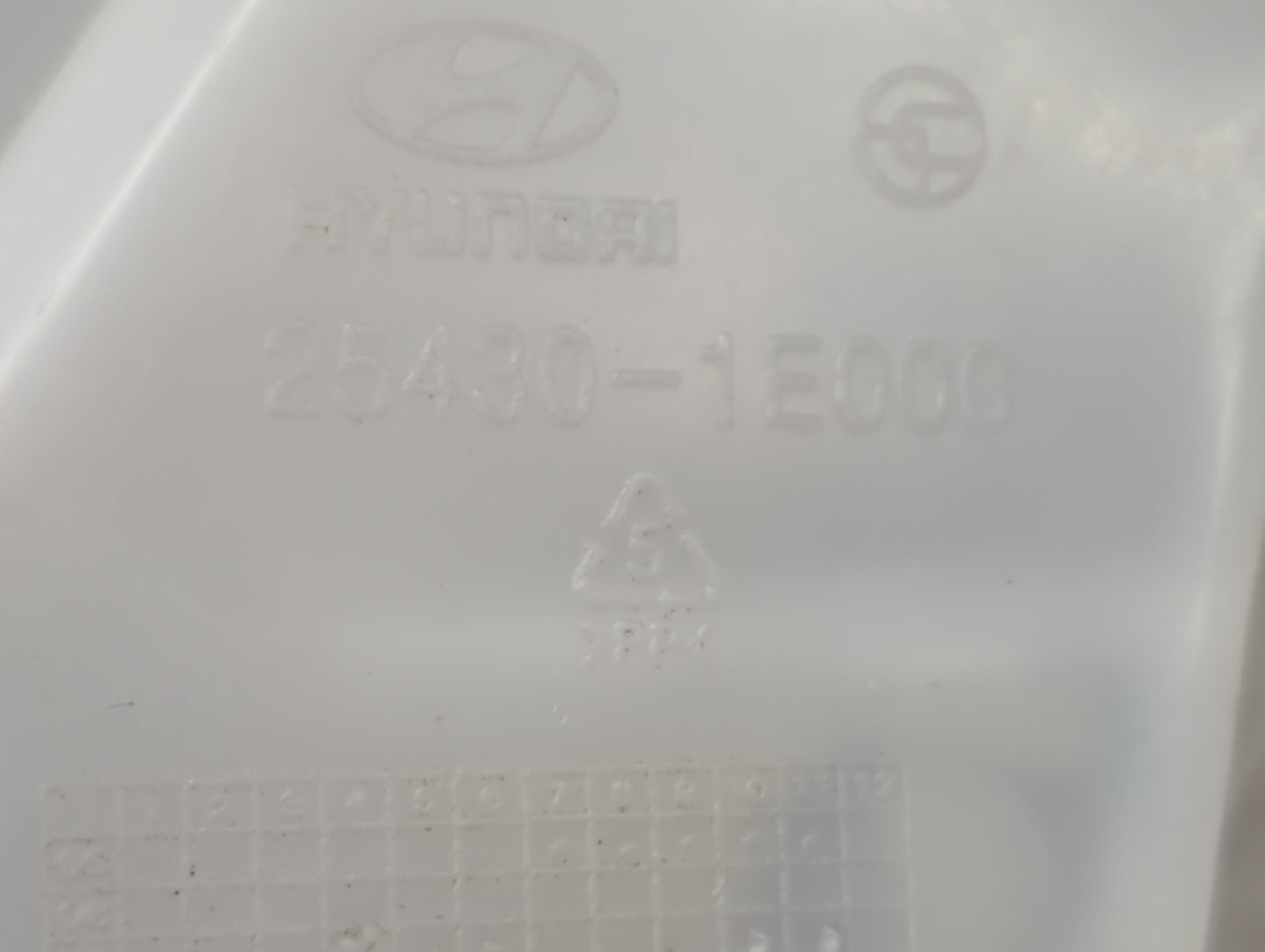 2006-2011 Hyundai Accent Windshield Washer Fluid Reservoir Bottle Oem - Oemusedautoparts1.com