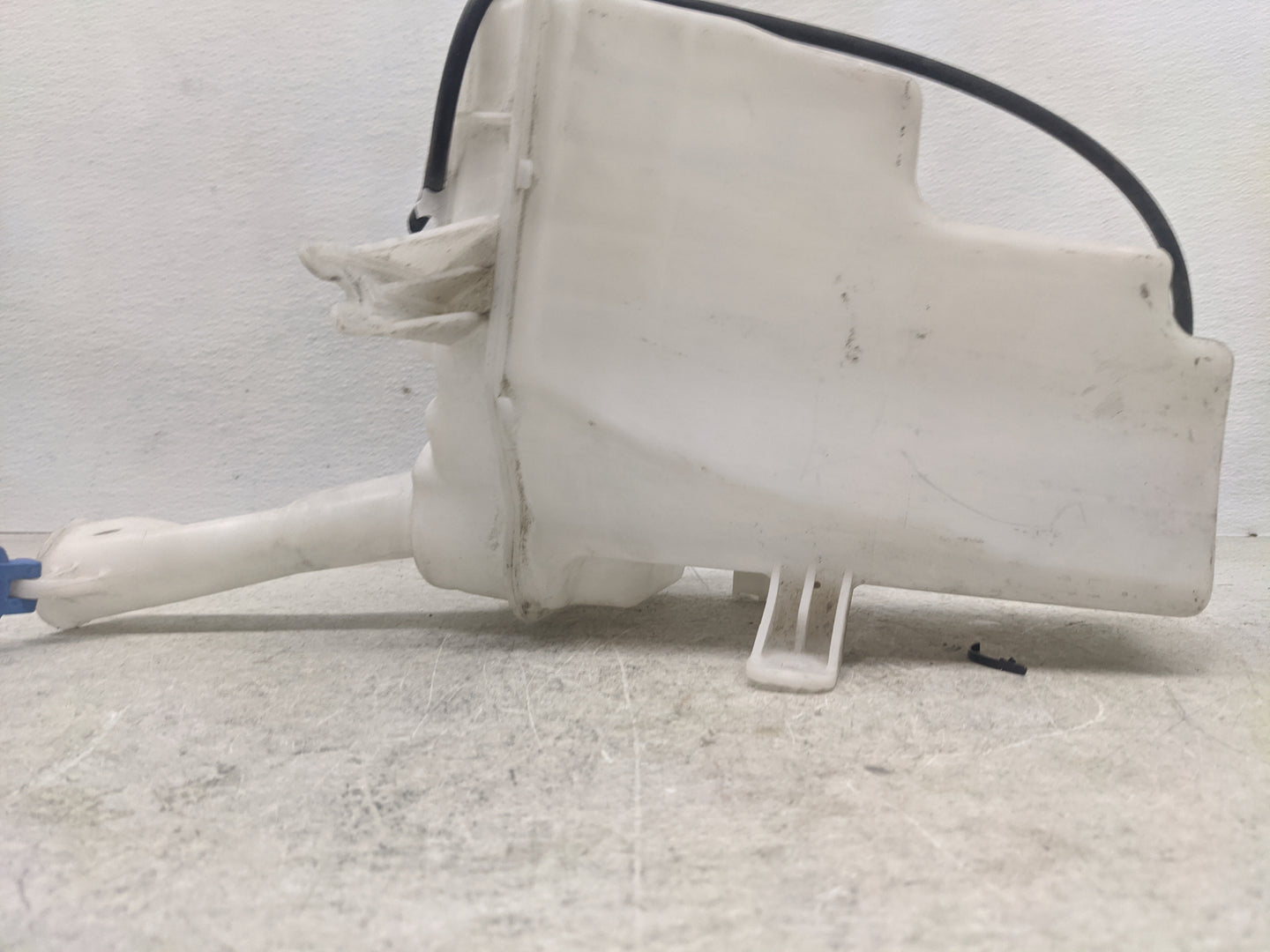 2011-2013 Hyundai Elantra Windshield Washer Fluid Reservoir Bottle Oem - Oemusedautoparts1.com