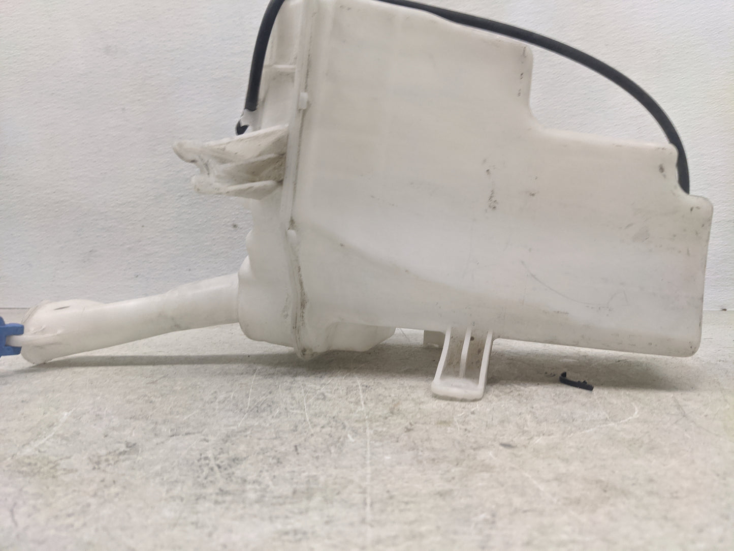 2011-2013 Hyundai Elantra Windshield Washer Fluid Reservoir Bottle Oem - Oemusedautoparts1.com