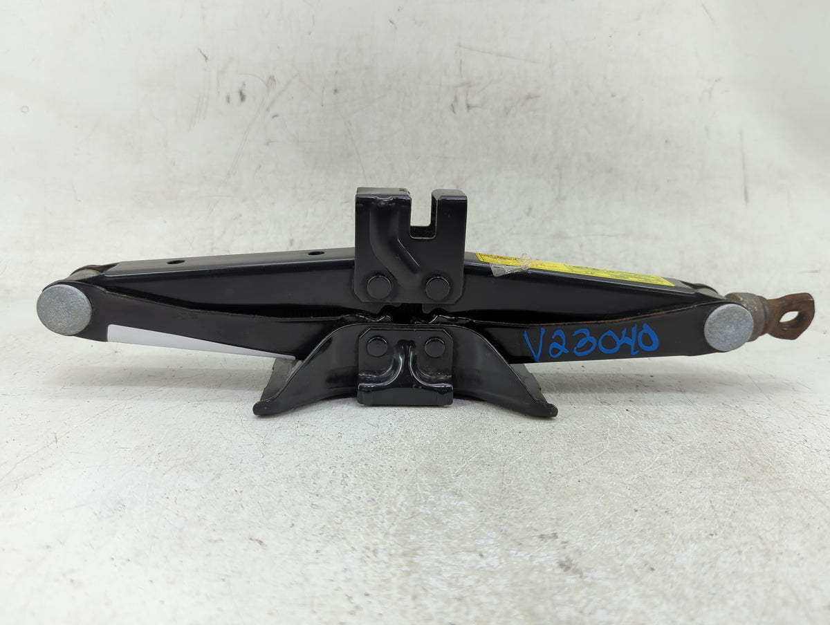 2011 Hyundai Genesis Spare Scissor Car Jack 1409899 - Oemusedautoparts1.com