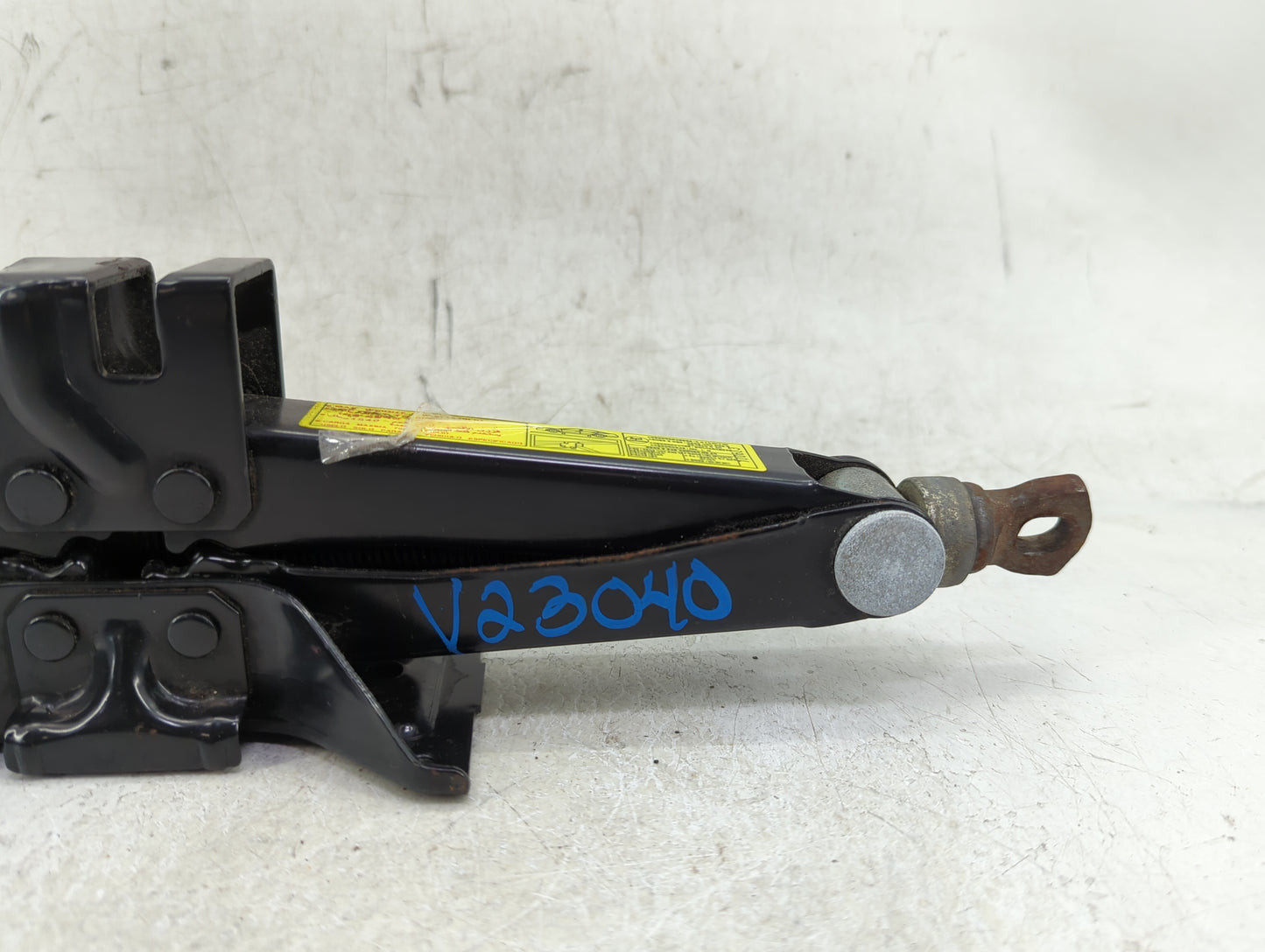 2011 Hyundai Genesis Spare Scissor Car Jack 1409899 - Oemusedautoparts1.com