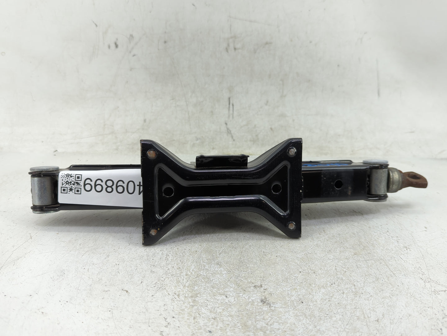2011 Hyundai Genesis Spare Scissor Car Jack 1409899 - Oemusedautoparts1.com