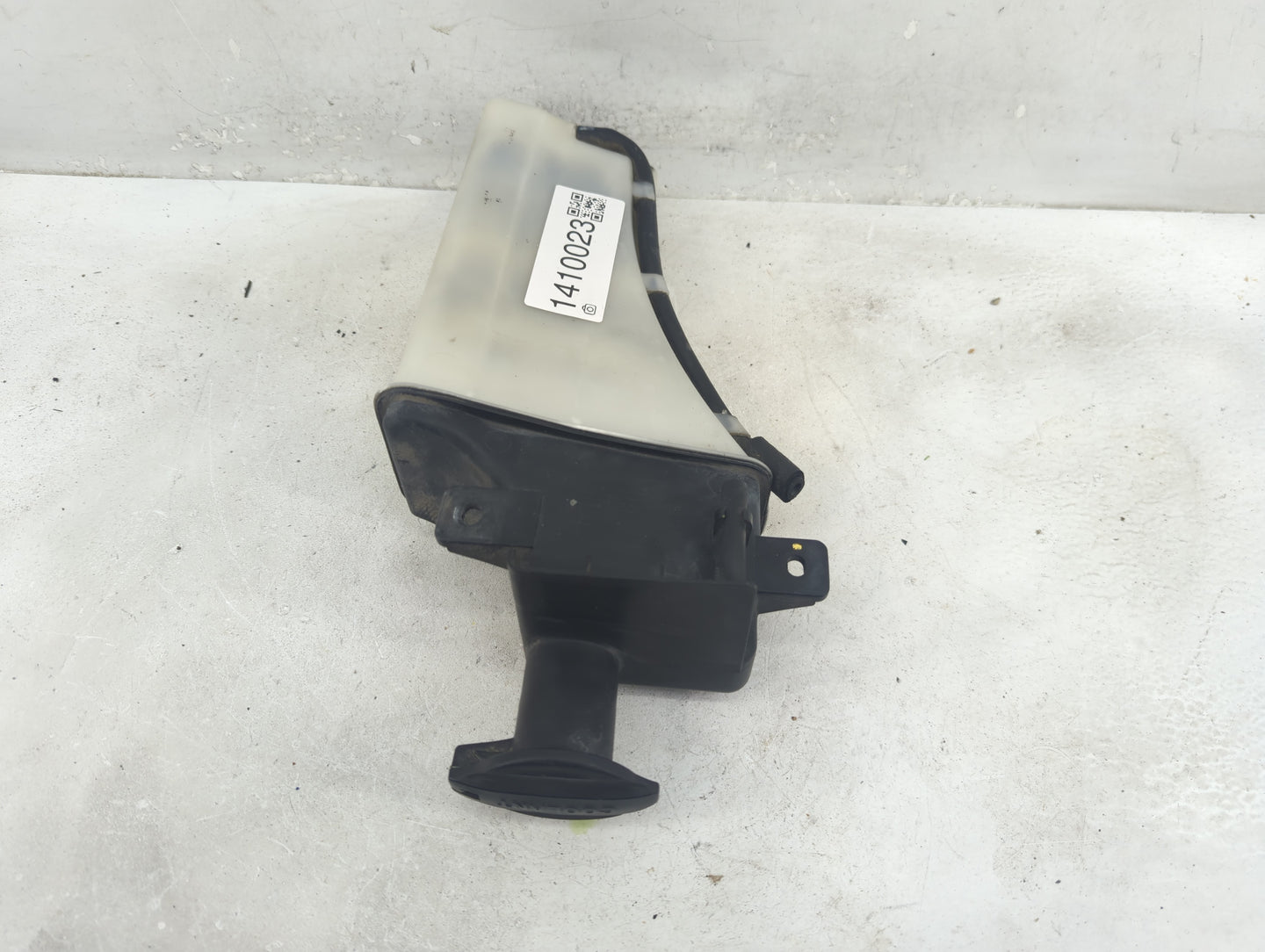 2009 Hyundai Genesis Radiator Coolant Overflow Expansion Tank Bottle 1410023 - Oemusedautoparts1.com