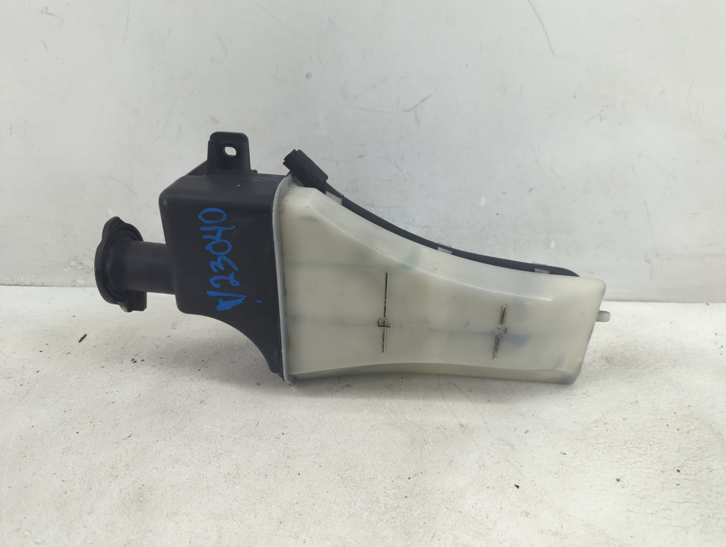 2009 Hyundai Genesis Radiator Coolant Overflow Expansion Tank Bottle 1410023 - Oemusedautoparts1.com