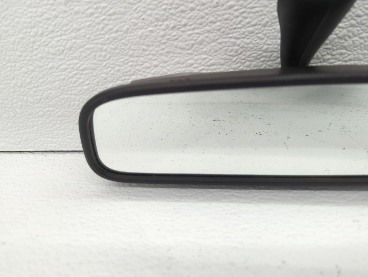 2011 Hyundai Genesis Interior Rear View Mirror Replacement OEM P/N:E4012143 Fits OEM Used Auto Parts - Oemusedautoparts1.com