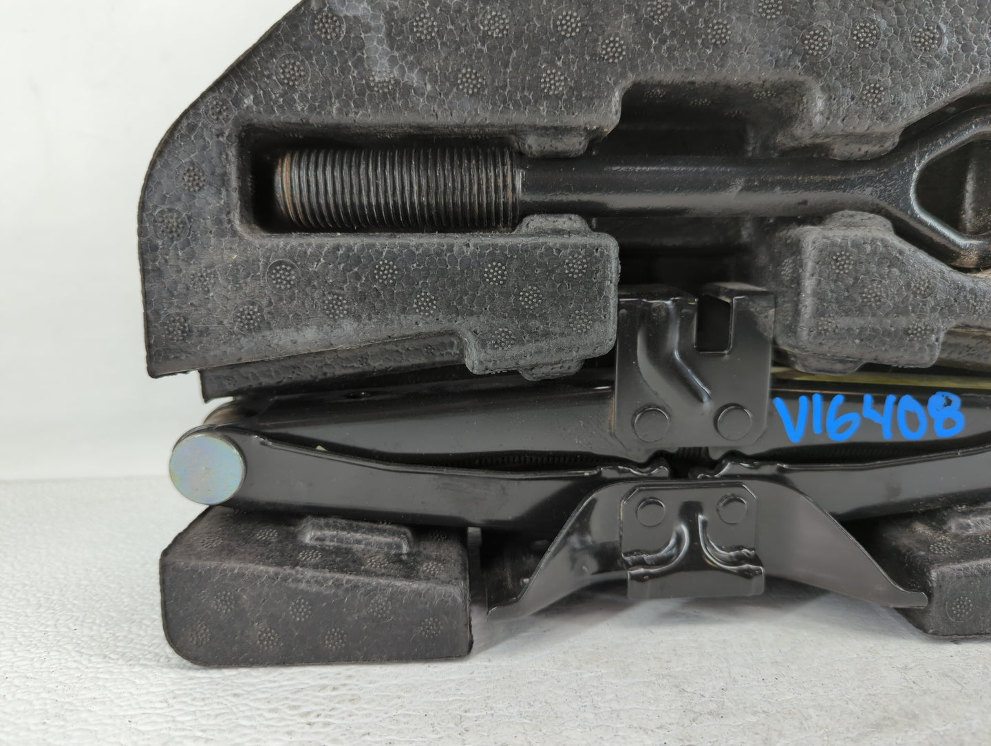 2011 Hyundai Genesis Spare Scissor Car Jack 513572 - Oemusedautoparts1.com