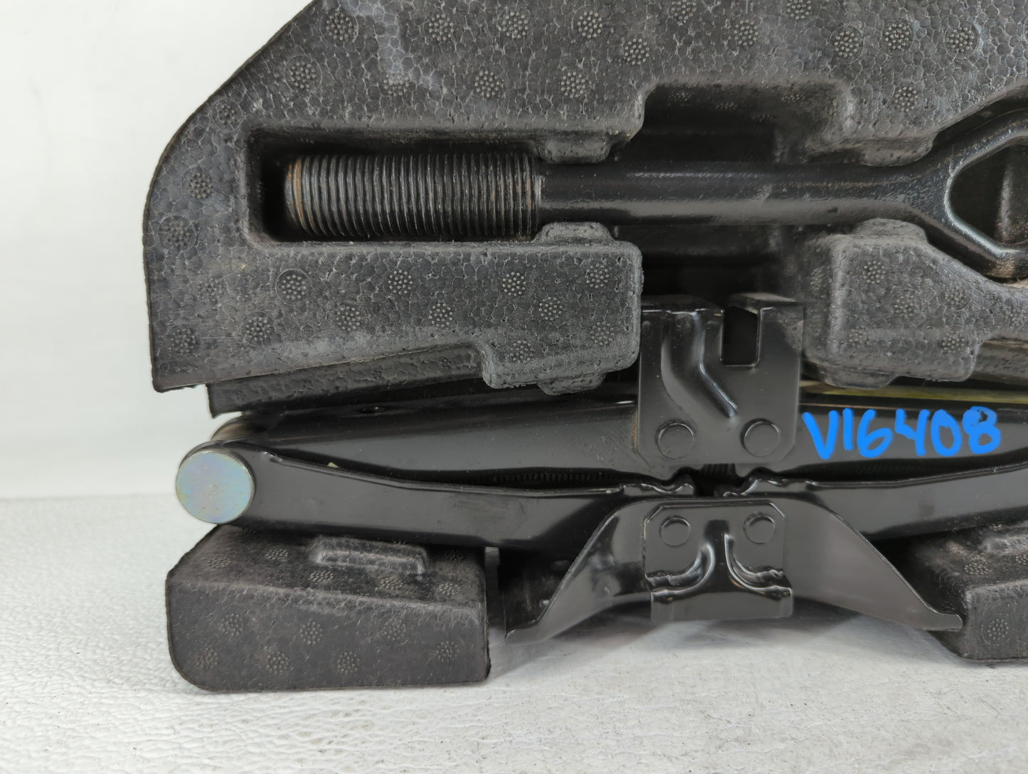 2011 Hyundai Genesis Spare Scissor Car Jack 513572 - Oemusedautoparts1.com