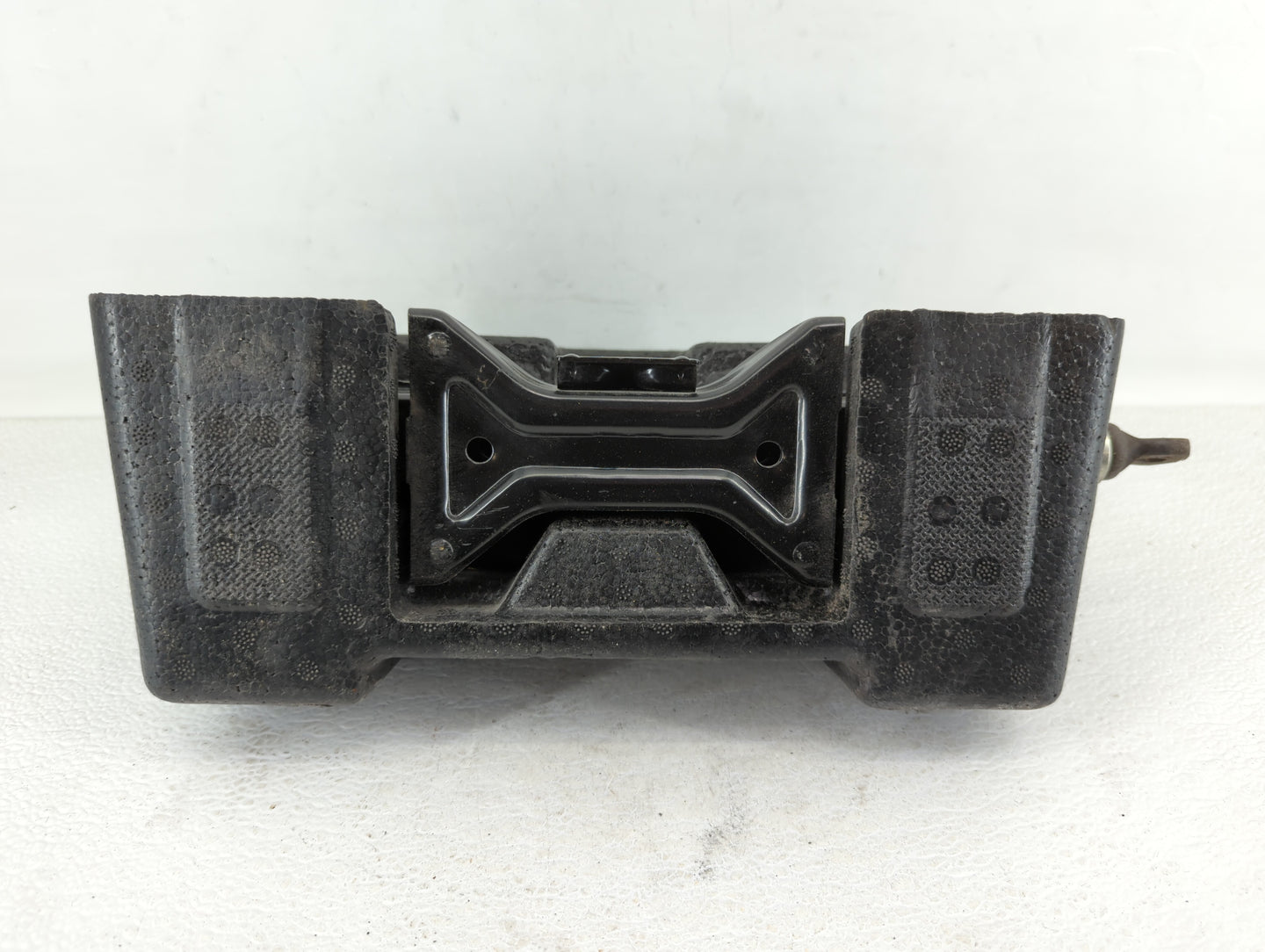 2011 Hyundai Genesis Spare Scissor Car Jack 513572 - Oemusedautoparts1.com
