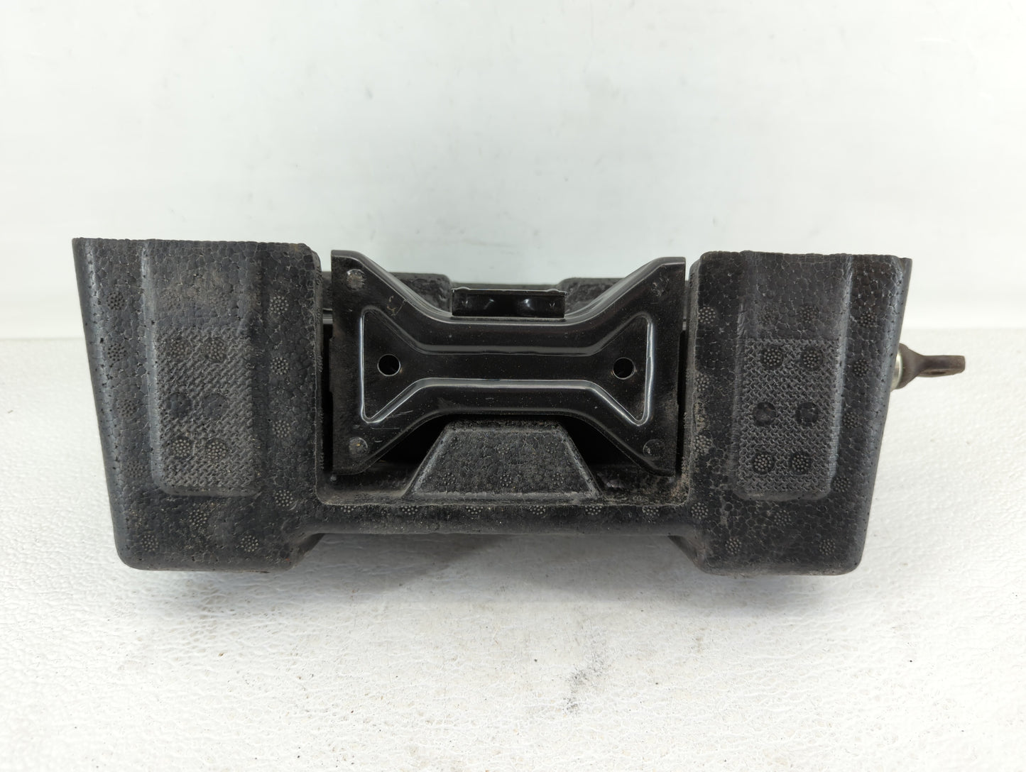 2011 Hyundai Genesis Spare Scissor Car Jack 513572 - Oemusedautoparts1.com