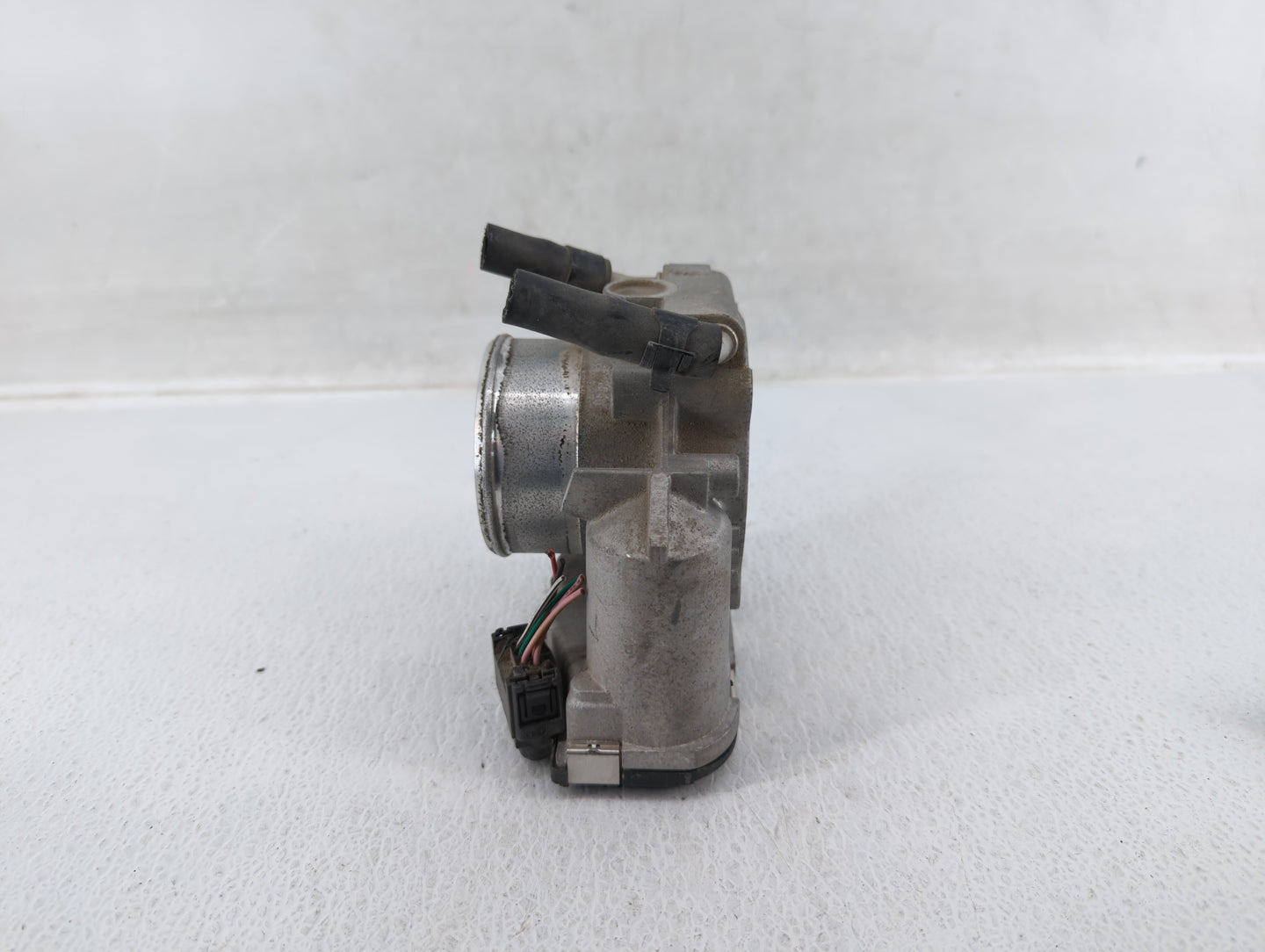 2009-2014 Hyundai Genesis Throttle Body P/N:35100-2C300 Fits Fits 2009 2010 2011 2012 2013 2014 OEM Used Auto Parts - Oemuse