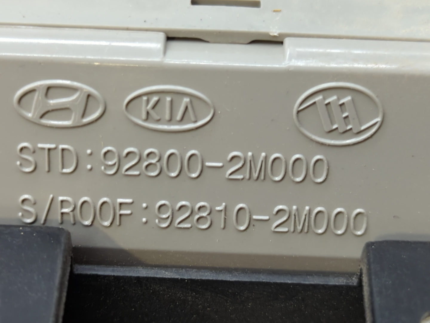 2011 Hyundai Genesis Overhead Roof Console - Oemusedautoparts1.com