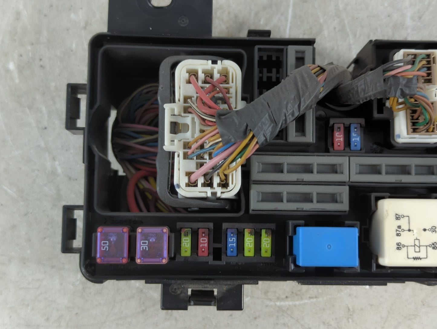 2009-2011 Hyundai Genesis Fusebox Fuse Box Panel Relay Module P/N:91400 2M040 Fits Fits 2009 2010 2011 OEM Used Auto Parts -