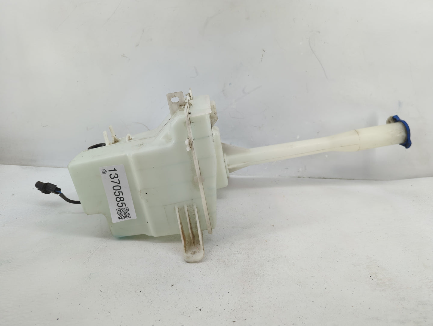 2010-2012 Hyundai Santa Fe Windshield Washer Fluid Reservoir Bottle Oem - Oemusedautoparts1.com
