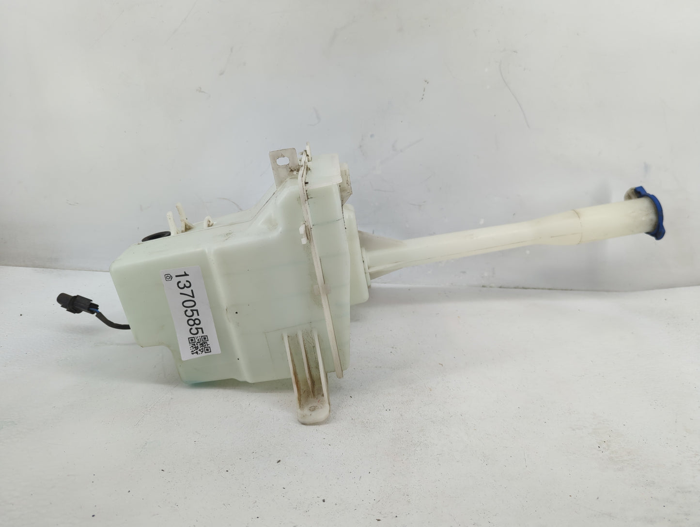 2010-2012 Hyundai Santa Fe Windshield Washer Fluid Reservoir Bottle Oem - Oemusedautoparts1.com