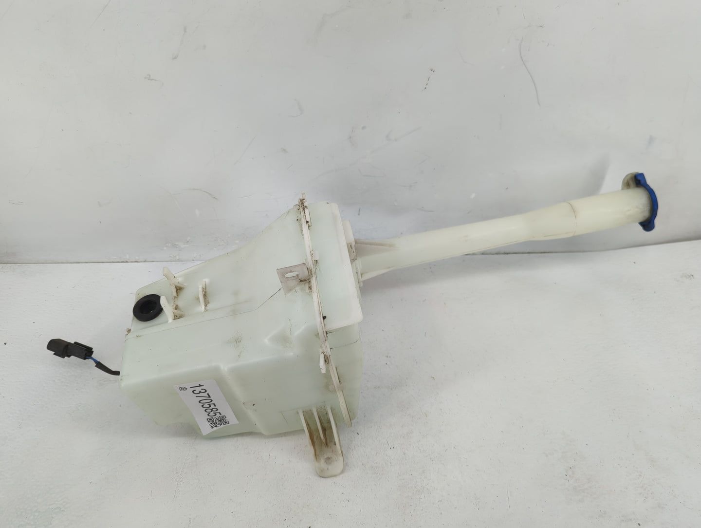 2010-2012 Hyundai Santa Fe Windshield Washer Fluid Reservoir Bottle Oem - Oemusedautoparts1.com