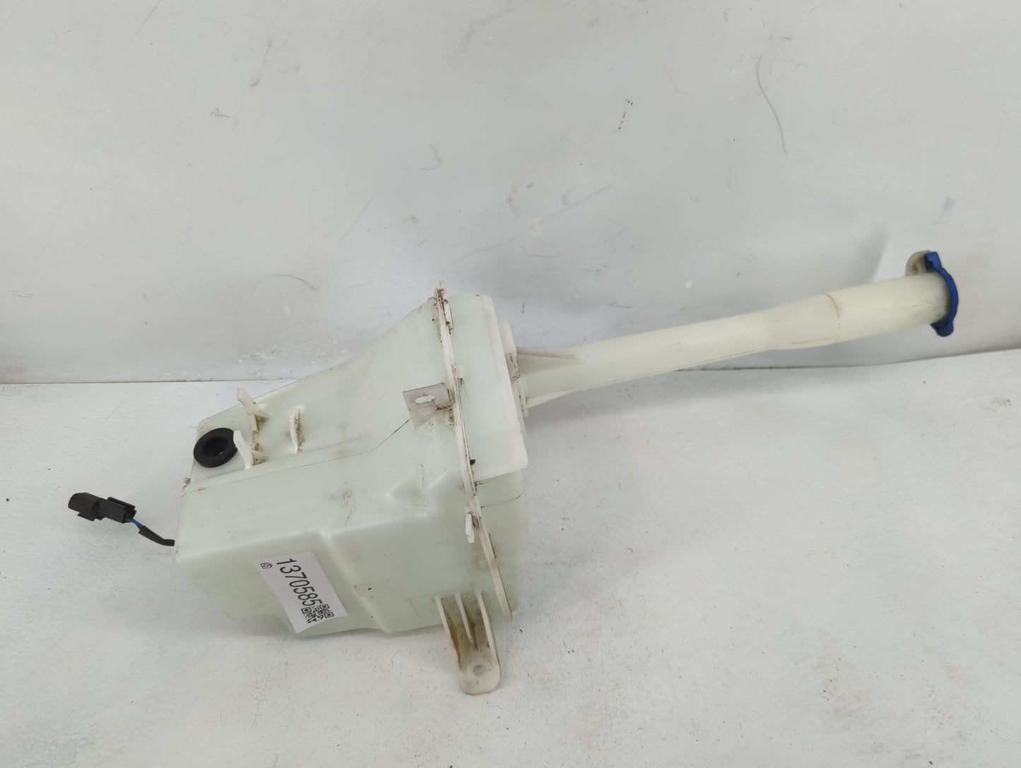 2010-2012 Hyundai Santa Fe Windshield Washer Fluid Reservoir Bottle Oem - Oemusedautoparts1.com