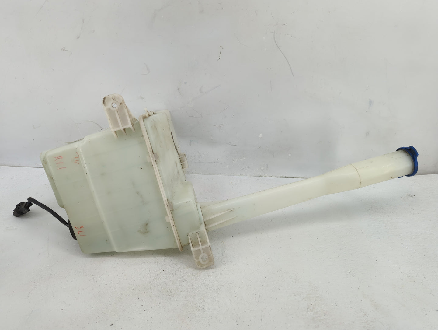 2010-2012 Hyundai Santa Fe Windshield Washer Fluid Reservoir Bottle Oem - Oemusedautoparts1.com