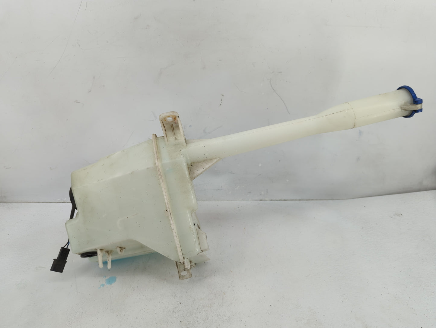 2010-2012 Hyundai Santa Fe Windshield Washer Fluid Reservoir Bottle Oem - Oemusedautoparts1.com