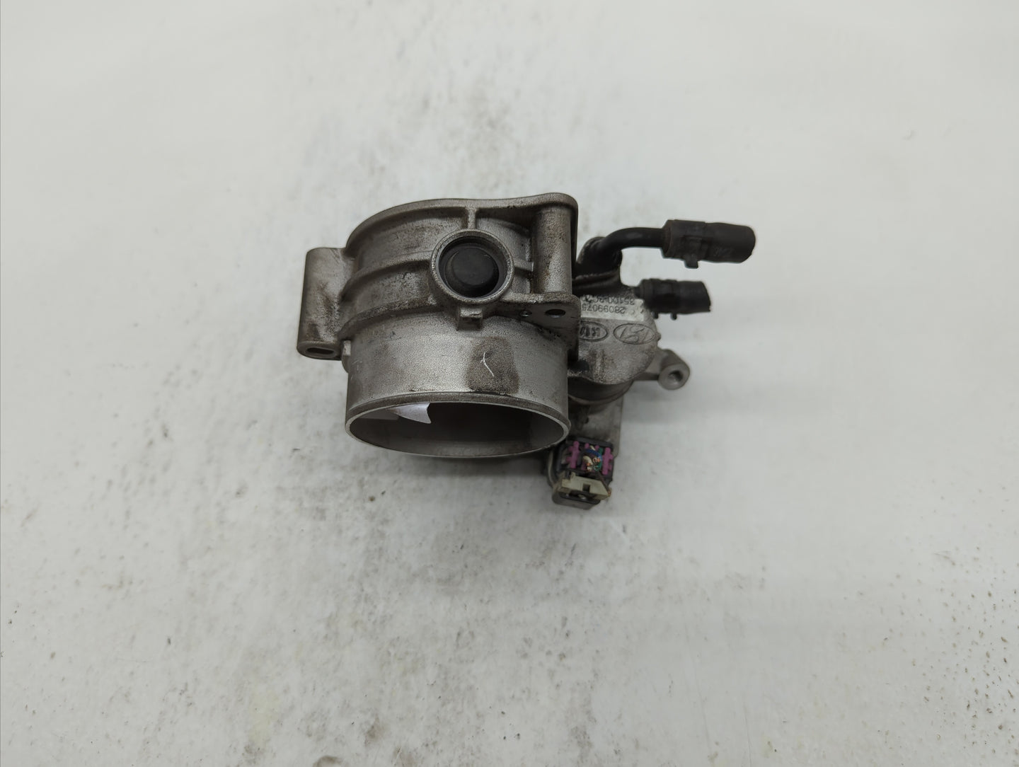 2010-2012 Hyundai Santa Fe Throttle Body P/N:28099075 35100-3C700 Fits Fits 2010 2011 2012 2013 2014 OEM Used Auto Parts - O