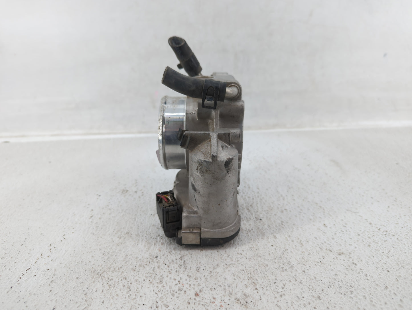 2010-2012 Hyundai Santa Fe Throttle Body P/N:35100-25400 Fits Fits 2006 2007 2008 2009 2010 2011 2012 2013 OEM Used Auto Par