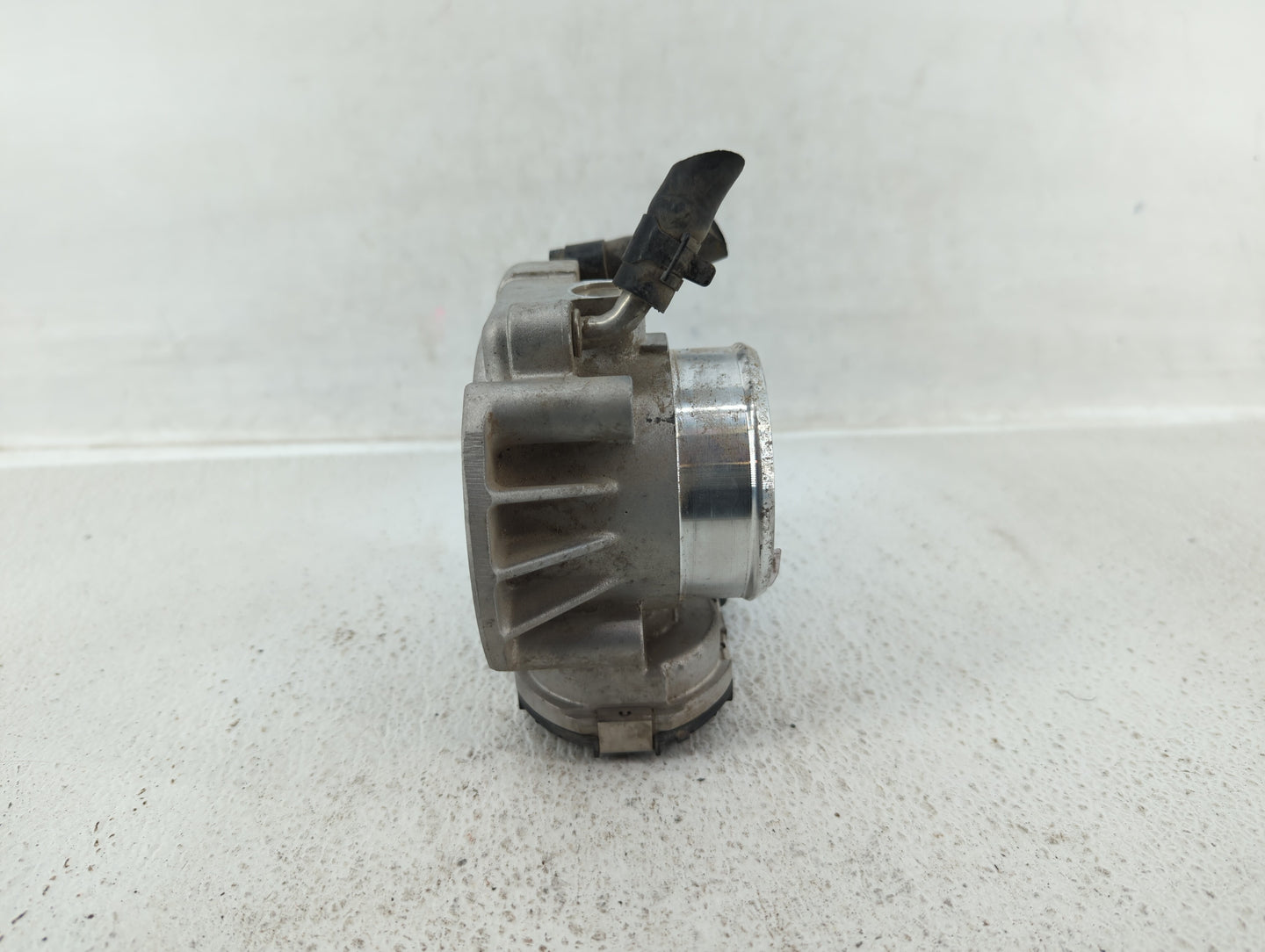 2010-2012 Hyundai Santa Fe Throttle Body P/N:35100-25400 Fits Fits 2006 2007 2008 2009 2010 2011 2012 2013 OEM Used Auto Par