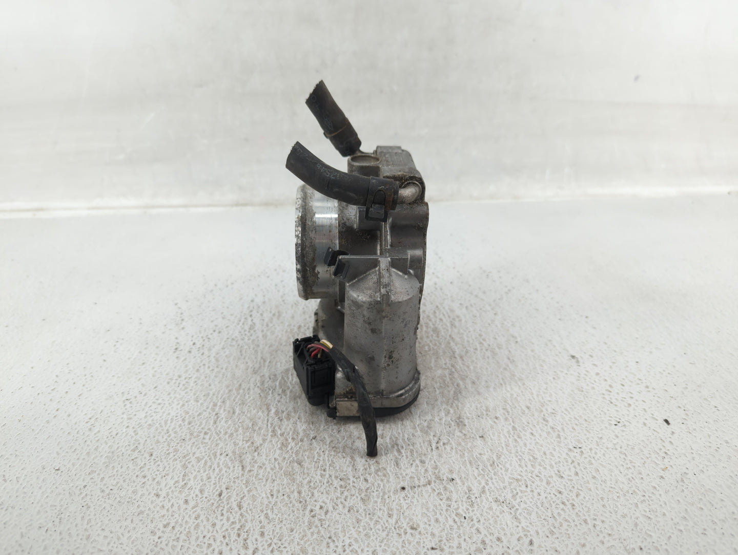 2010-2012 Hyundai Santa Fe Throttle Body P/N:35100-25400 Fits Fits 2006 2007 2008 2009 2010 2011 2012 2013 OEM Used Auto Par