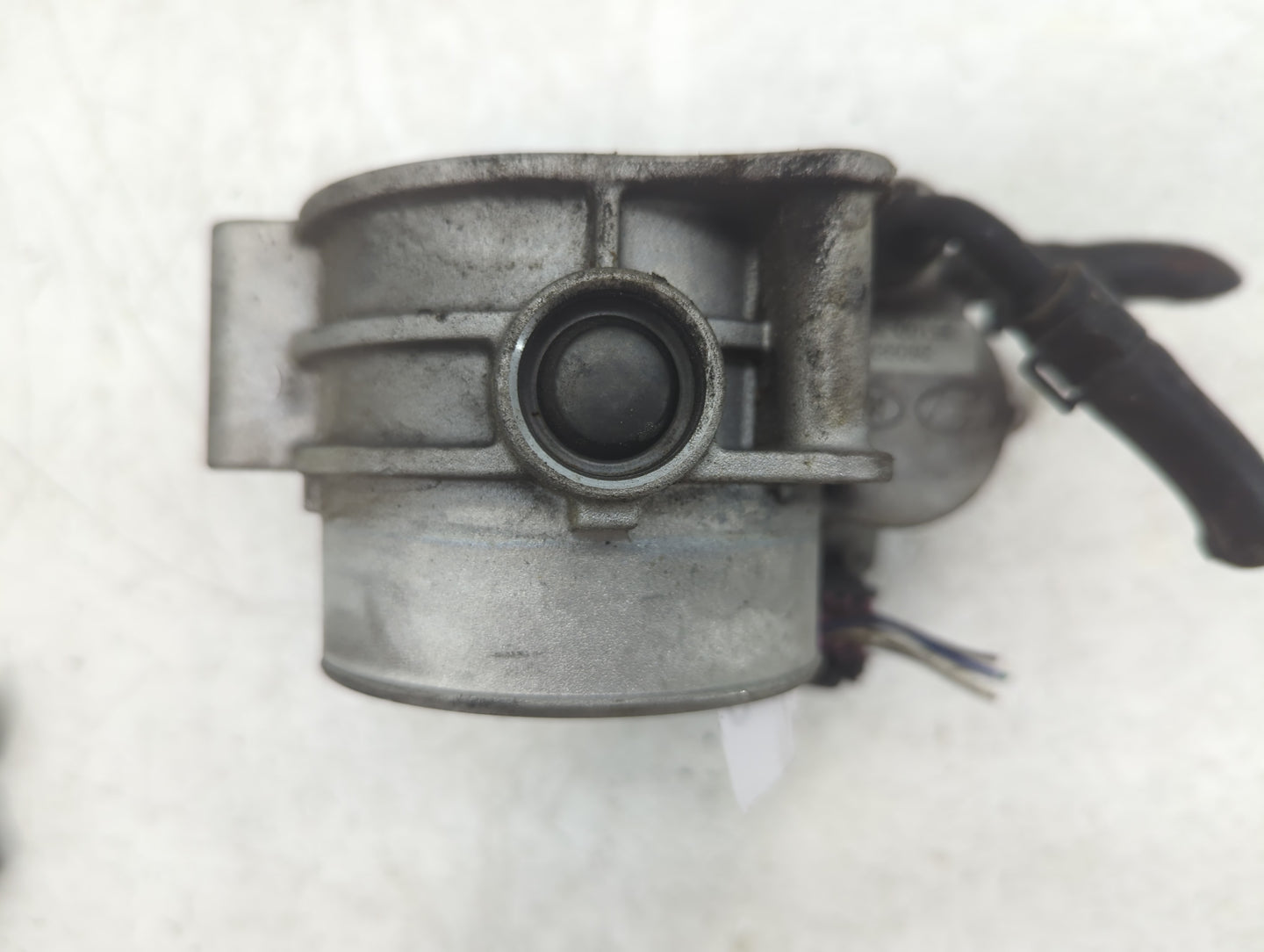 2010-2012 Hyundai Santa Fe Throttle Body P/N:35100-3C70 28099075 Fits Fits 2010 2011 2012 2013 2014 OEM Used Auto Parts - Oe