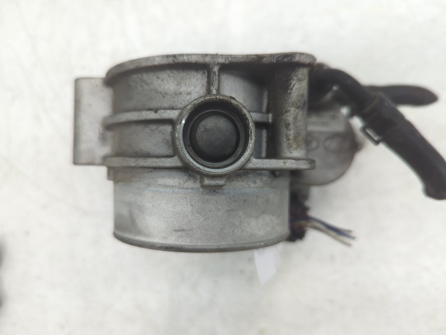 2010-2012 Hyundai Santa Fe Throttle Body P/N:35100-3C70 28099075 Fits Fits 2010 2011 2012 2013 2014 OEM Used Auto Parts - Oe