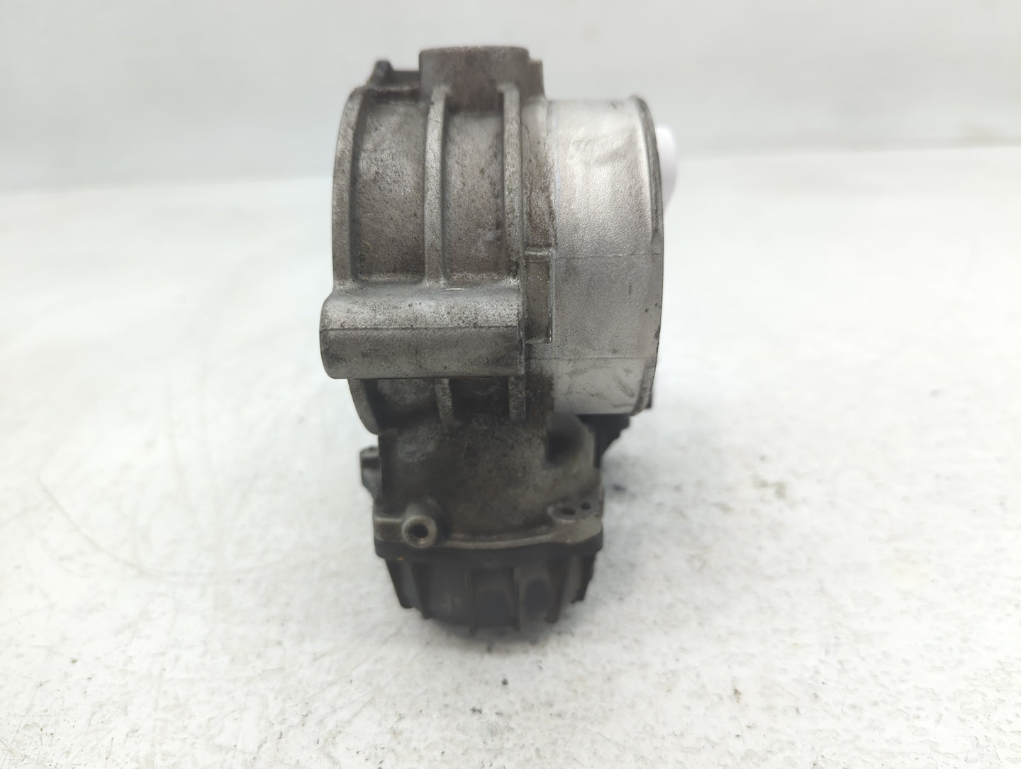 2010-2012 Hyundai Santa Fe Throttle Body P/N:35100-3C70 28099075 Fits Fits 2010 2011 2012 2013 2014 OEM Used Auto Parts - Oe