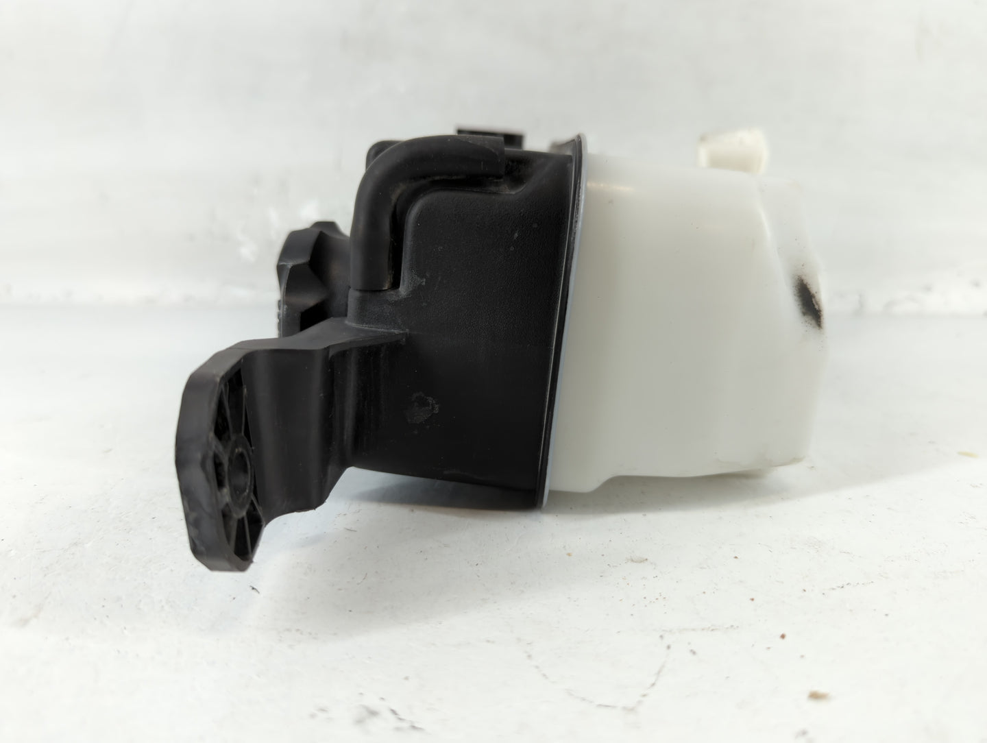2010 Hyundai Santa Fe Radiator Coolant Overflow Expansion Tank Bottle - Oemusedautoparts1.com