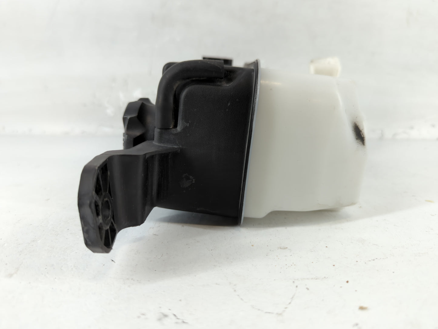 2010 Hyundai Santa Fe Radiator Coolant Overflow Expansion Tank Bottle - Oemusedautoparts1.com