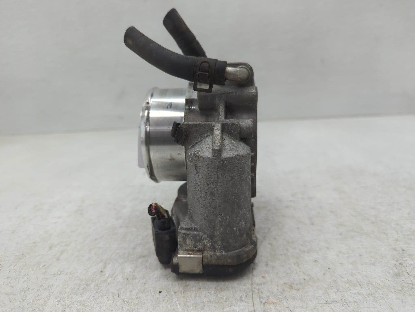 2011-2014 Hyundai Sonata Throttle Body P/N:35100-2G700 Fits Fits 2011 2012 2013 2014 2015 2016 OEM Used Auto Parts - Oemused