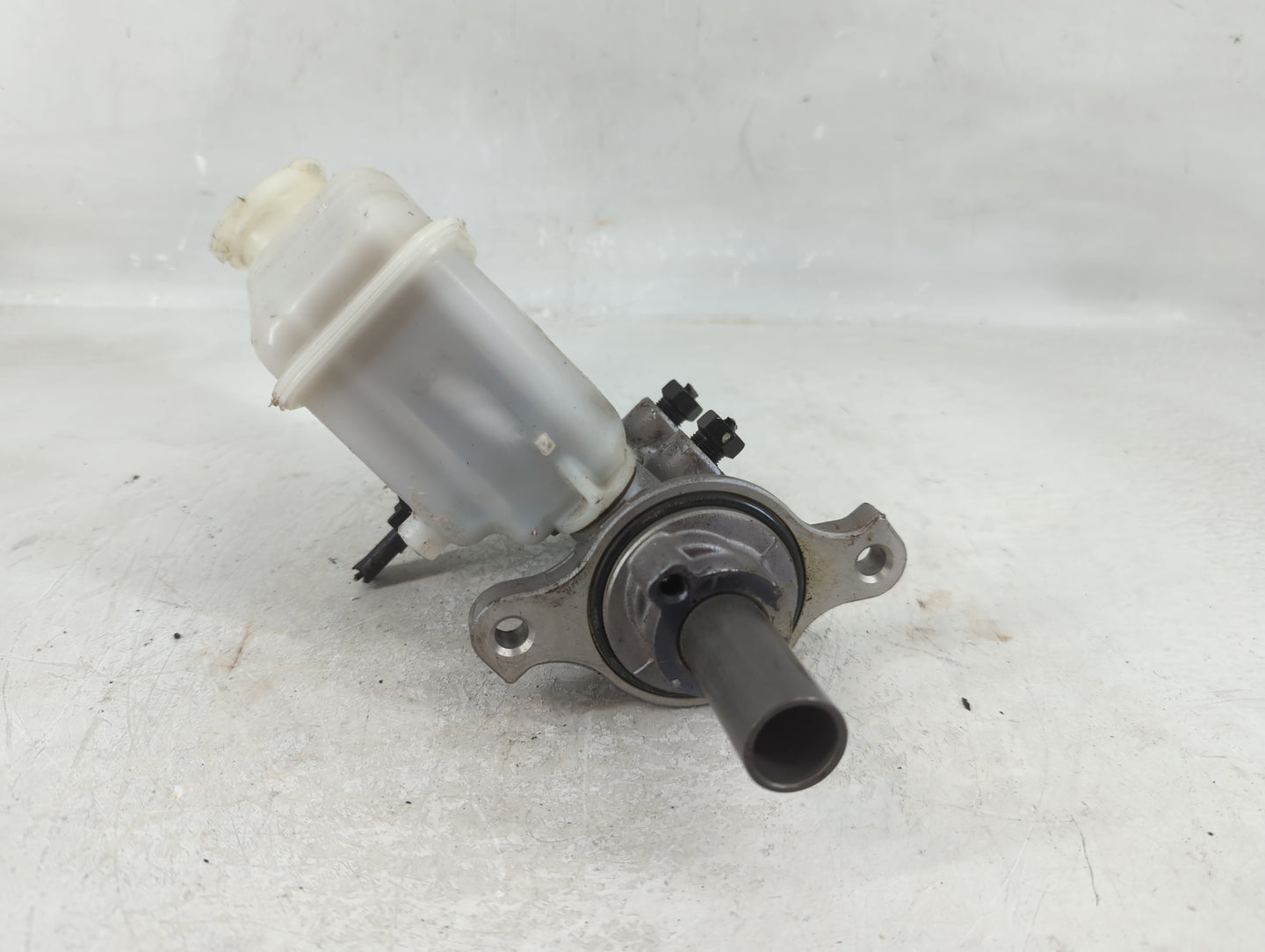 2011-2014 Hyundai Sonata Brake Master Cylinder - Oemusedautoparts1.com