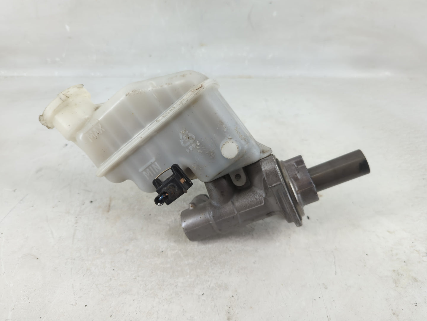 2011-2014 Hyundai Sonata Brake Master Cylinder - Oemusedautoparts1.com