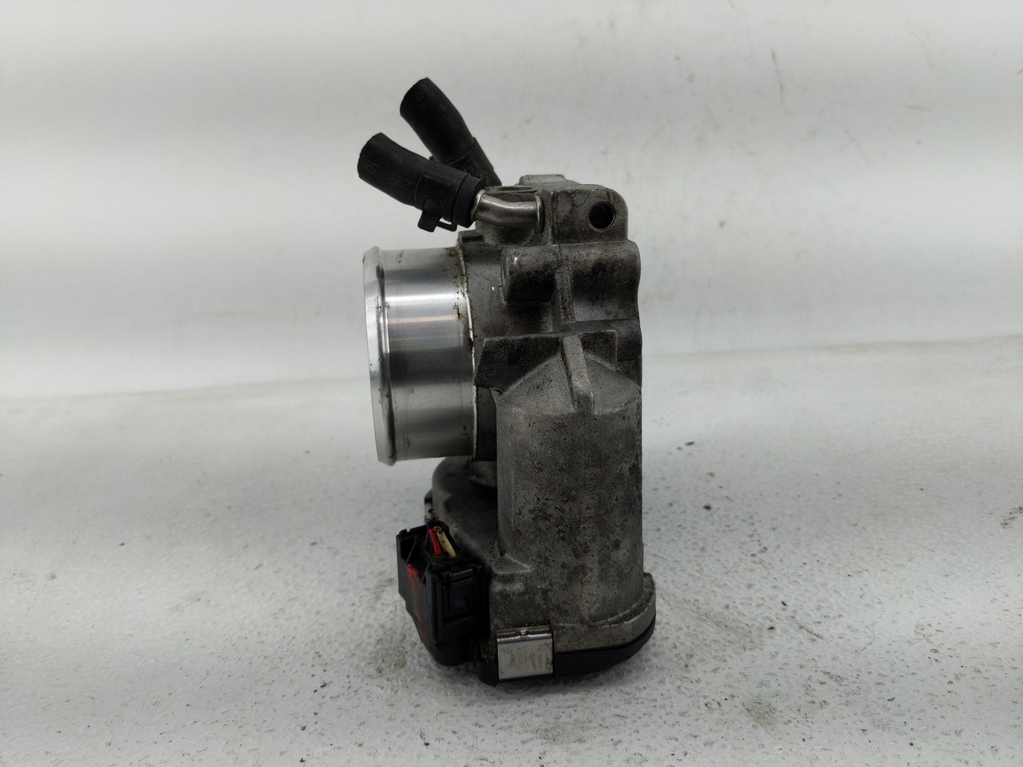 2011-2014 Hyundai Sonata Throttle Body P/N:35100-2G710 Fits Fits 2011 2012 2013 2014 2015 2016 OEM Used Auto Parts - Oemused